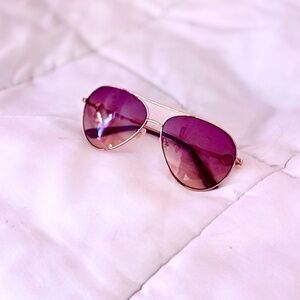 NWOT GUESS Aviator Shape Rose Gold Trim Purple-Tinted Shades Classic Sunglasses